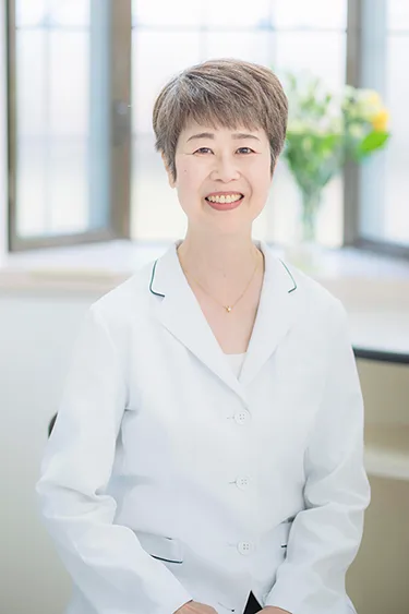 女医 牧浦倫子 雰囲気画像。安心して通院できそうな、優しい笑顔が印象的です。